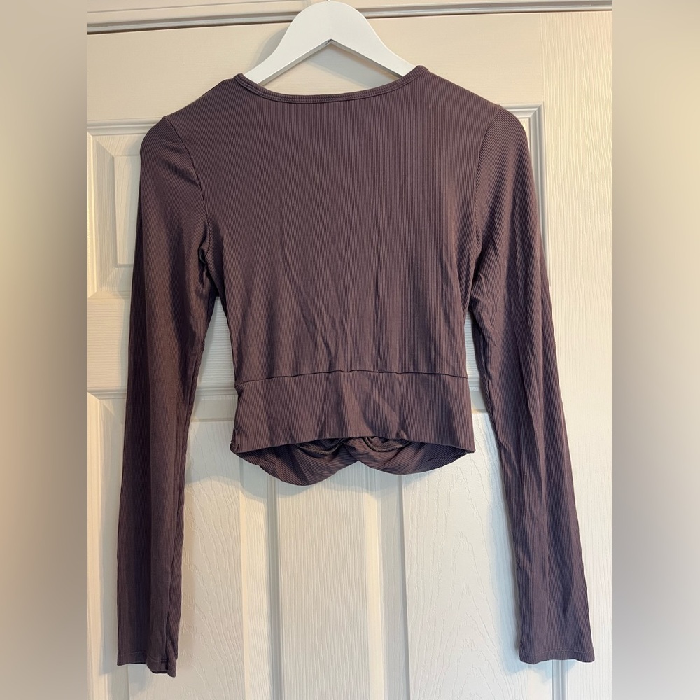 Vuori Women's Long Sleeve Cove Twist Front Top Cropped Purple cover Pilates - Picture 7 of 7